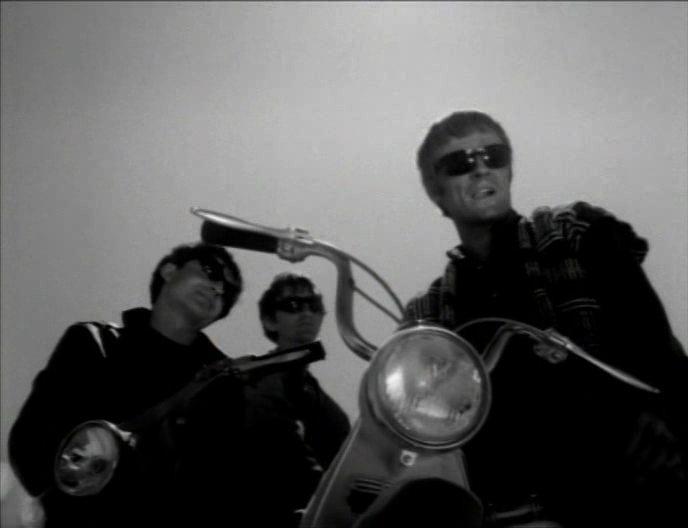 Кадр из фильма Безумные мотоциклисты / Motorpsycho! (1976)