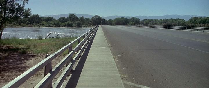 Кадр из фильма Человек, который упал на землю / The Man Who Fell to Earth (1976)