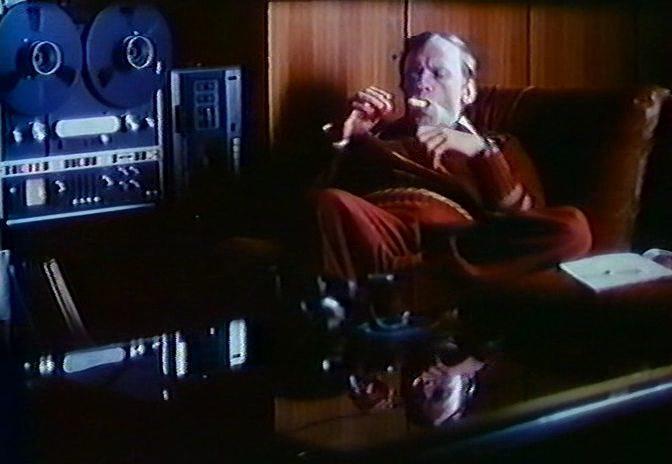 Кадр из фильма Компьютер для похорон / L'ordinateur des pompes funèbres (1976)