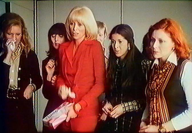 Кадр из фильма Компьютер для похорон / L'ordinateur des pompes funèbres (1976)