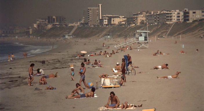 Кадр из фильма Спасатель / Lifeguard (1976)