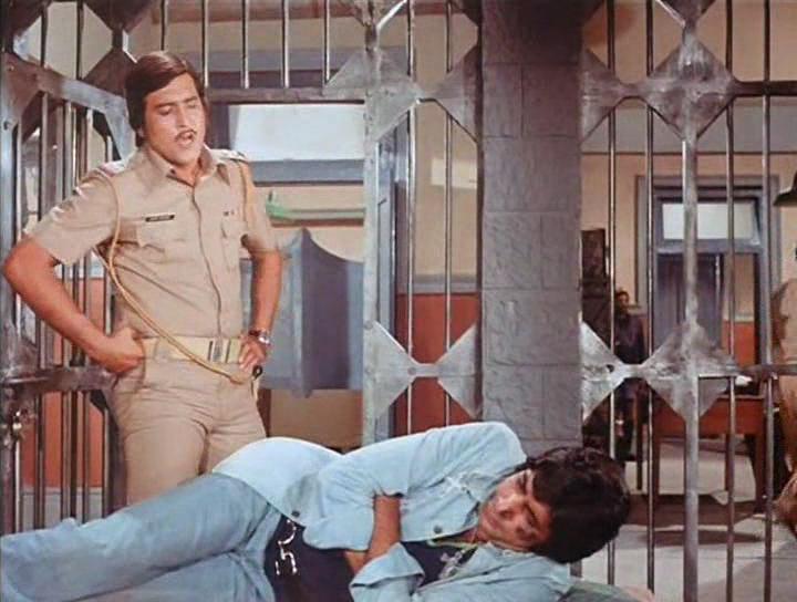 Кадр из фильма Амар, Акбар, Антони / Amar Akbar Anthony (1977)
