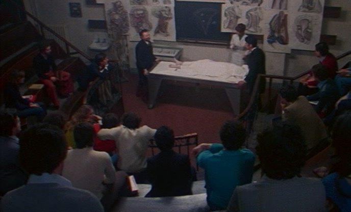 Кадр из фильма Докторша под простыней / La dottoressa sotto il lenzuolo (1977)