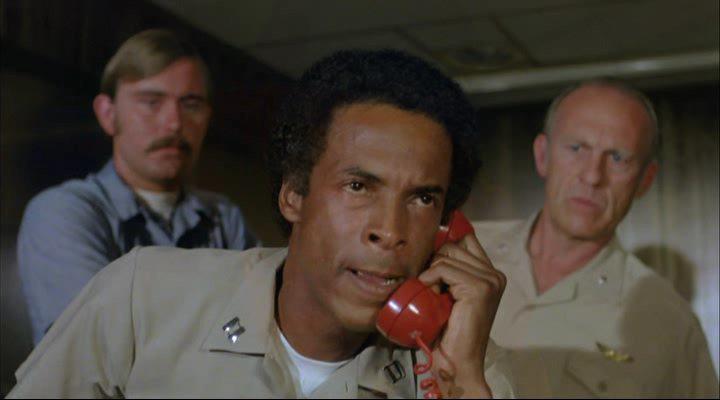 Кадр из фильма Телефон / Telefon (1977)