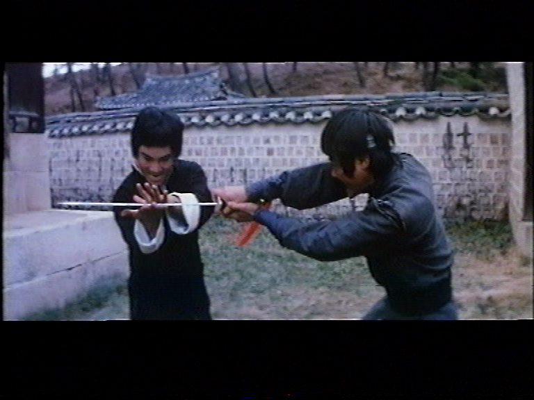 Кадр из фильма Последний кулак ярости / Choihui jeongmumun (1977)