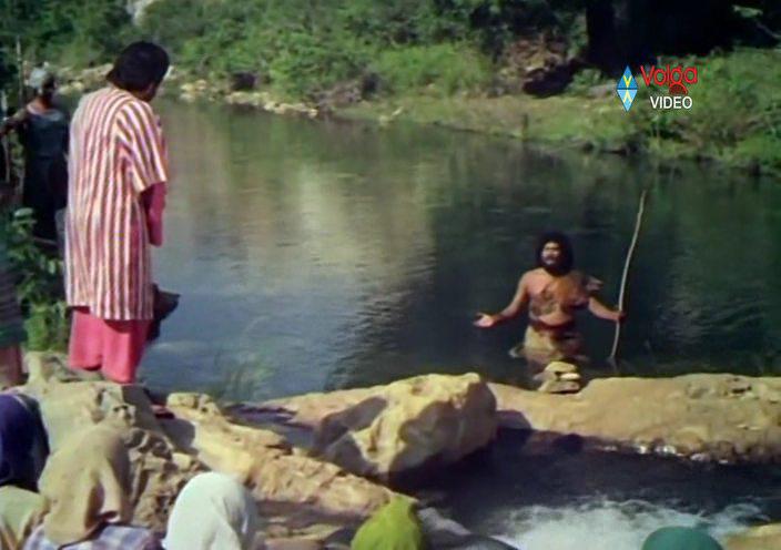Кадр из фильма Океан милости / Karunamayudu (1978)
