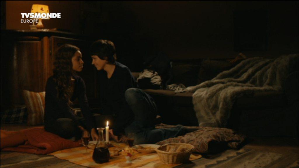 Кадр из фильма Первая любовь / Parle tout bas, si c'est d'amour (2012)