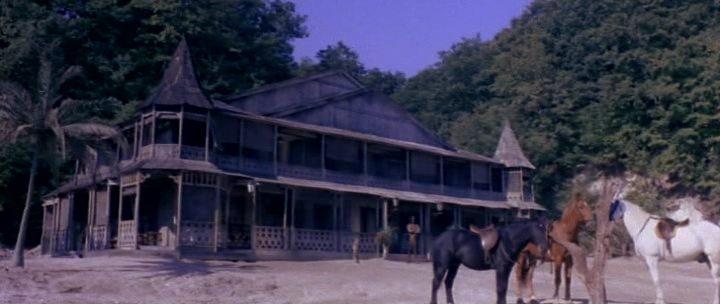 Кадр из фильма Остров амфибий / L'Isola Degli Uomini Pesce (1979)