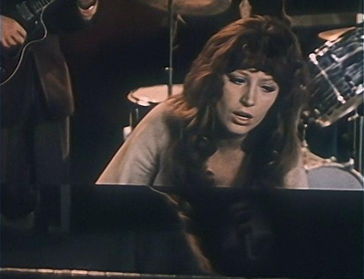 Кадр из фильма Женщина, Которая Поёт (1979)