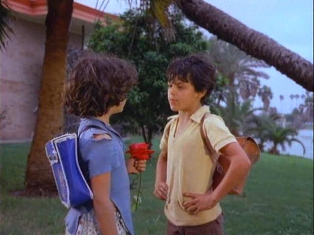 Кадр из фильма Девочка с голубым рюкзаком / La niña de la mochila azul (1979)