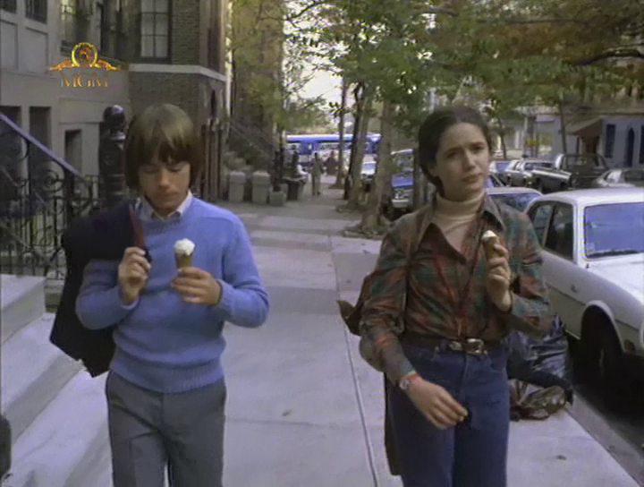 Кадр из фильма Богатые дети / Rich Kids (1979)