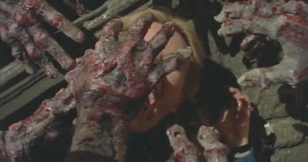 Кадр из фильма Могильный холм / Le notti del terrore (1981)