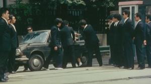 Кадры из фильма Девочка в матроске и автомат / Sêrâ-fuku to kikanjû (1981)
