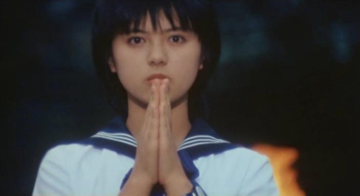 Кадр из фильма Девочка в матроске и автомат / Sêrâ-fuku to kikanjû (1981)