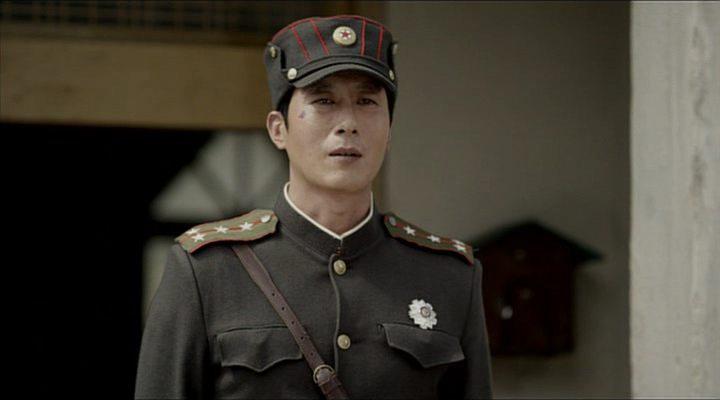 Кадр из фильма В любви и на войне / Jeokgwaui dongchim (2011)