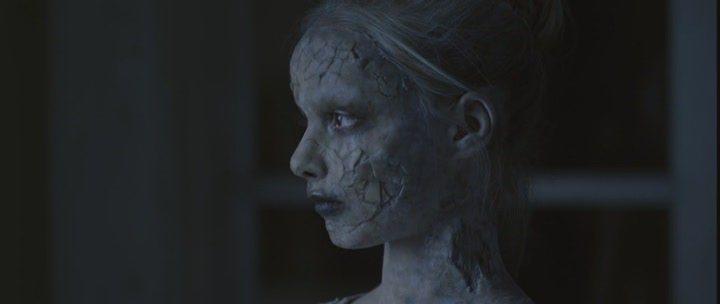 Кадр из фильма Мертвенно-бледный / Livide (2011)