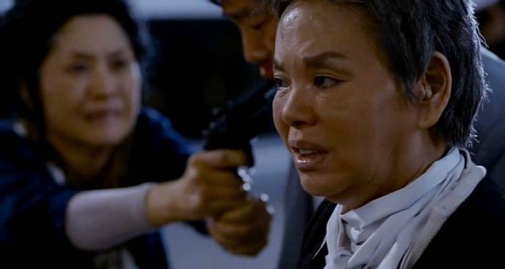 Кадр из фильма Банда с револьверами / Yukhyeolpo kangdodan (2010)