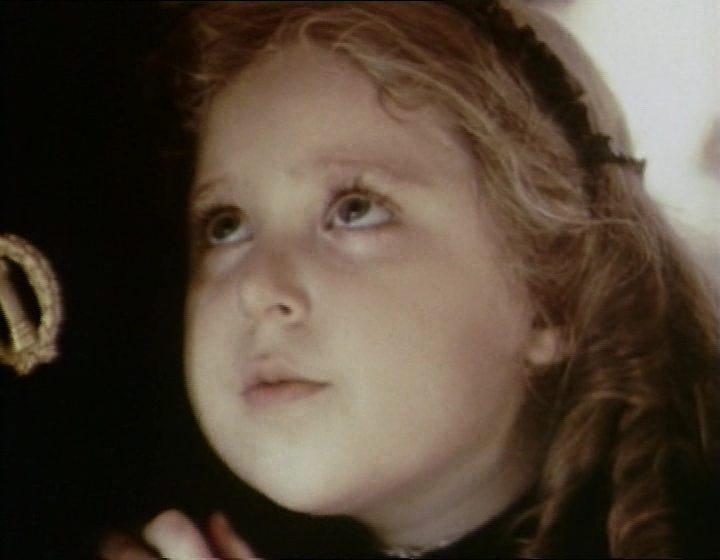 Кадр из фильма Среди серых камней (1983)