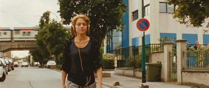 Кадр из фильма Дочь линии метро / La fille du RER (2009)