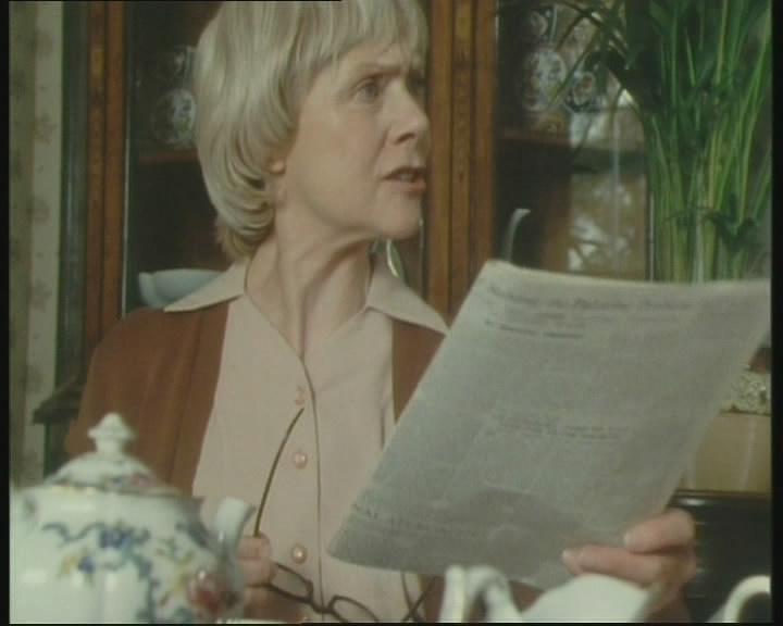 Кадр из фильма Мисс Марпл: Объявленное убийство / A Murder Is Announced (1985)