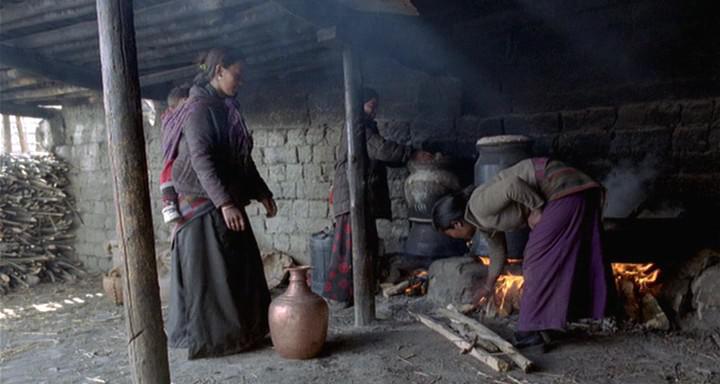 Кадр из фильма Гималаи – там, где живёт ветер / Himalayaeui sonyowa (2009)