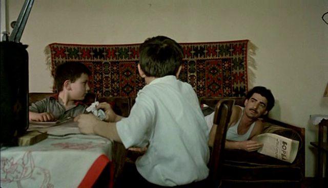 Кадр из фильма Папа в командировке / Otac na službenom putu (1985)