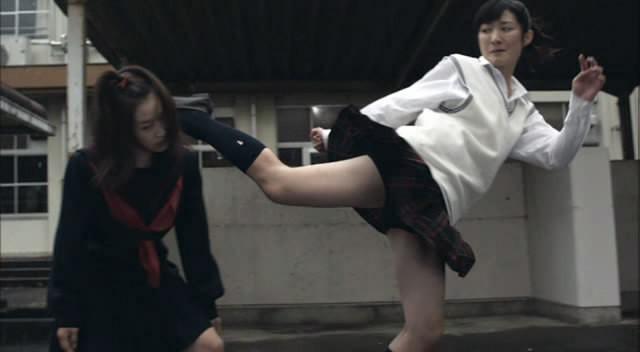 Кадр из фильма Девочка с высоким ударом (Бьющая в голову) / Hai kikku gâru! (2009)