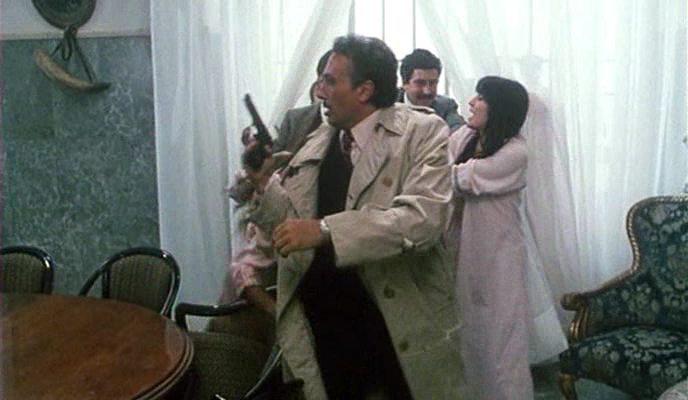 Кадр из фильма Сложная интрига с женщинами, переулками и преступлениями / Un complicato intrigo di donne, vicoli e delitti (1985)