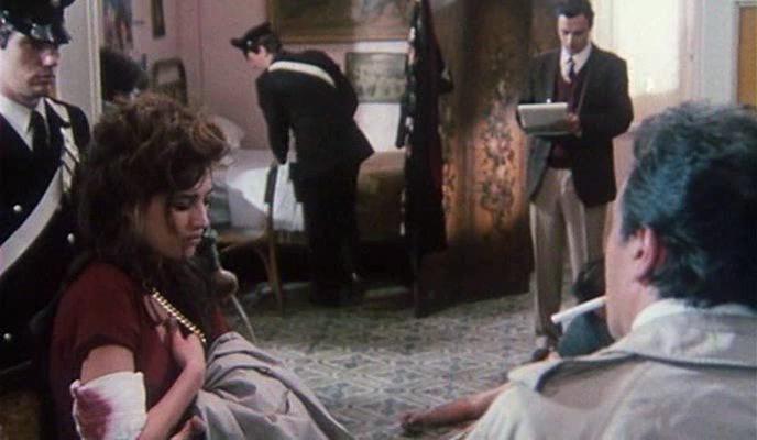 Кадр из фильма Сложная интрига с женщинами, переулками и преступлениями / Un complicato intrigo di donne, vicoli e delitti (1985)