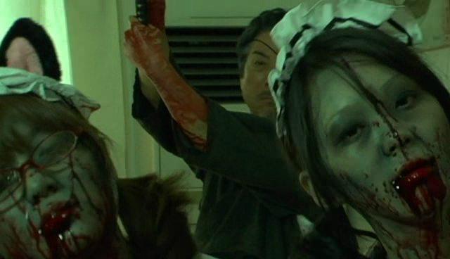 Кадр из фильма Рика: Охотница на зомби / Saikyô heiki joshikôsei: Rika - zonbi hantâ vs saikyô zonbi Gurorian (2008)
