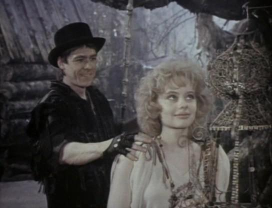 Кадр из фильма Она с метлой, он в черной шляпе (1987)