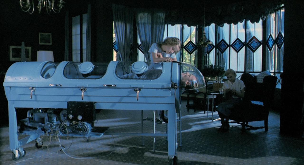 Кадр из фильма За стеклом / Tras el cristal (1987)