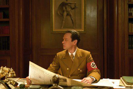 Кадр из фильма Мой Фюрер, или самая правдивая правда об Адольфе Гитлере / Mein Fuhrer - Die wirklich wahrste Wahrheit uber Adolf Hitler (2007)