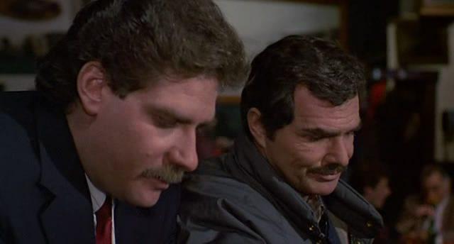 Кадр из фильма Полицейский по найму / Rent-a-Cop (1987)