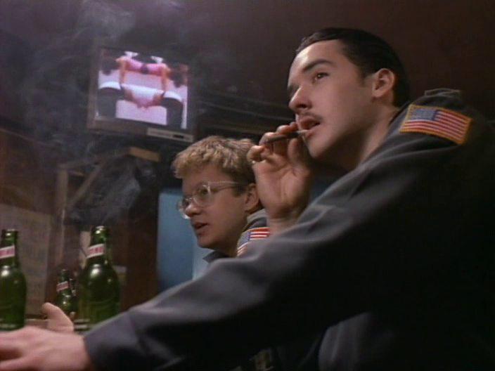 Кадр из фильма Катушка / Tapeheads (1988)
