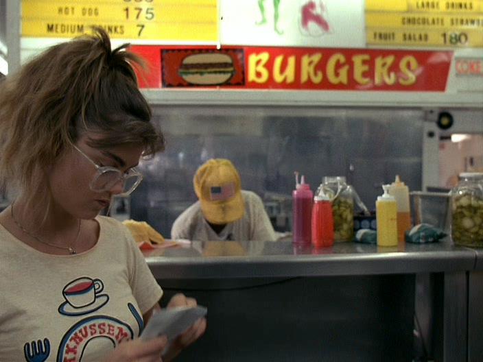 Кадр из фильма Инопланетянка из Лос-Анджелеса / Alien from L.A. (1988)