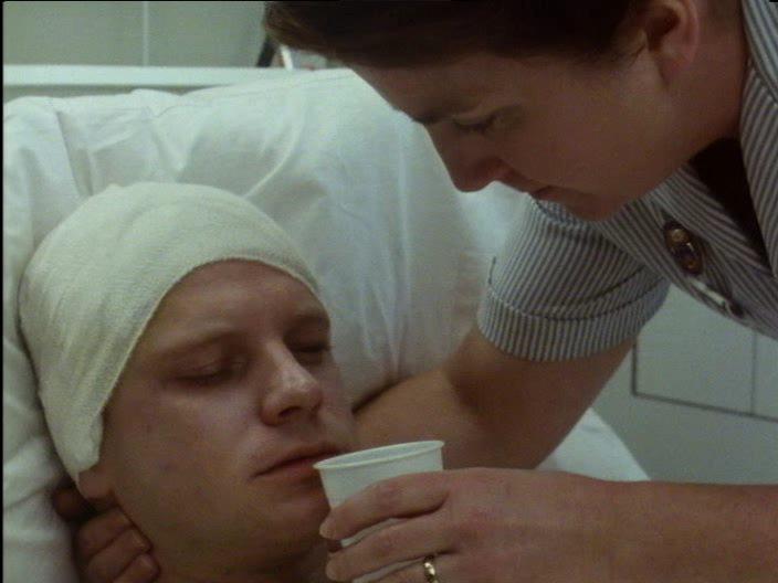 Кадр из фильма Разрушенный / Tumbledown (1988)
