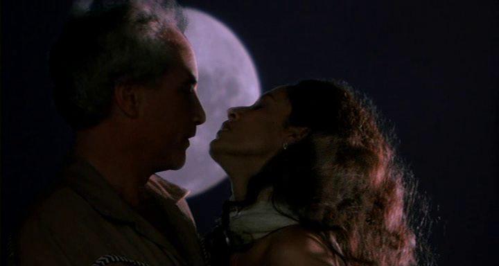 Кадр из фильма Луна над Парадором / Moon Over Parador (1988)
