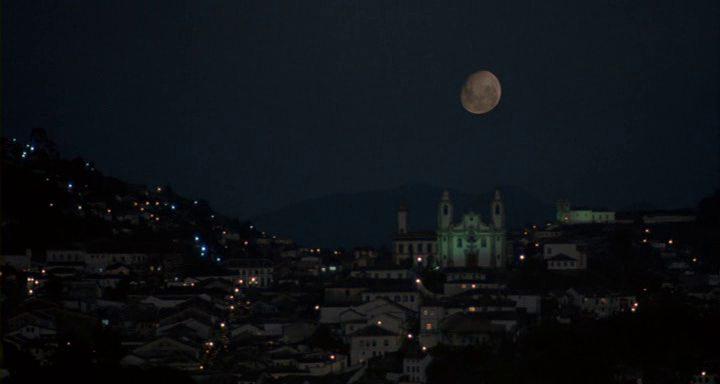 Кадр из фильма Луна над Парадором / Moon Over Parador (1988)