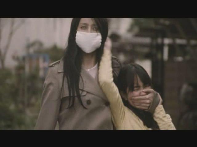 Кадр из фильма Женщина с разрезанным ртом / Kuchisake-onna (2007)