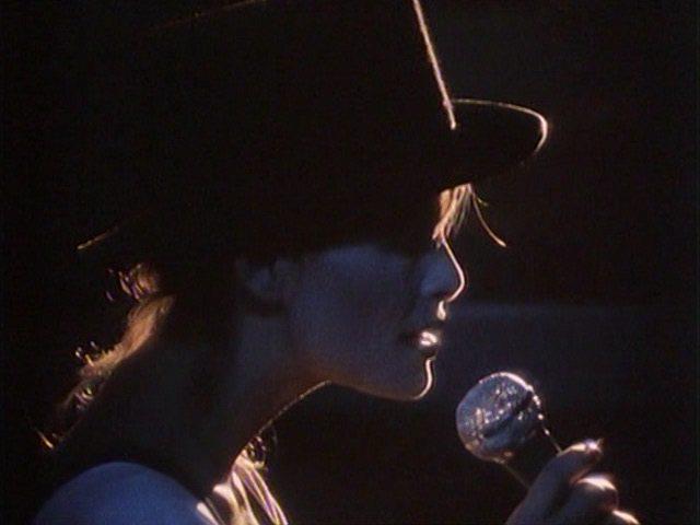 Кадр из фильма Объект желания / Blue Angel Cafe (1989)