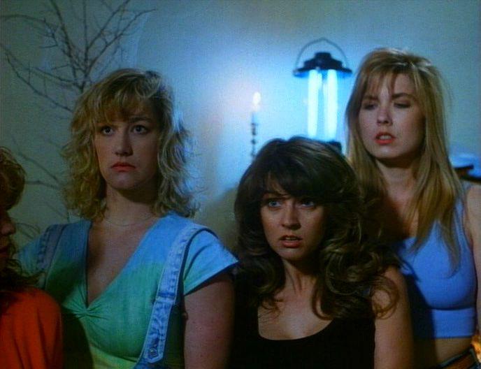 Кадр из фильма Резня в женской общаге 2 / Sorority House Massacre II (1990)