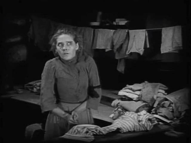 Кадр из фильма Мыльная пена / Suds (1920)