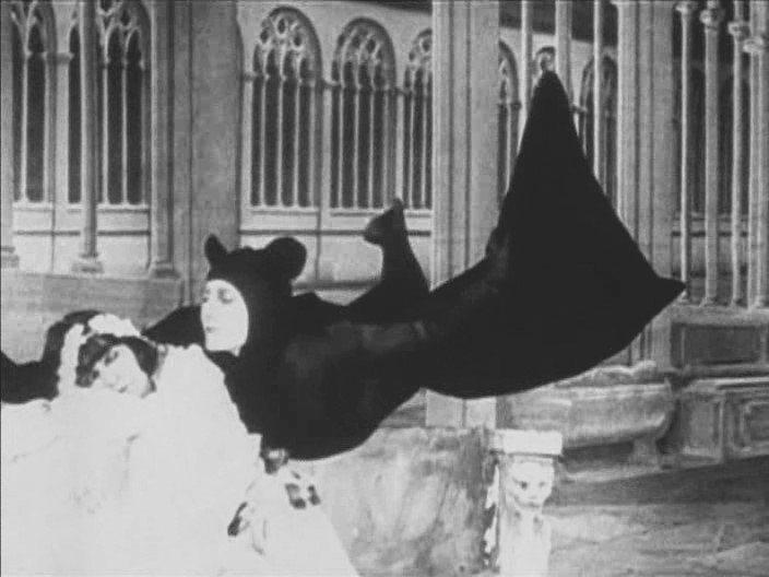 Кадр из фильма Вампиры / Les vampires (1915)