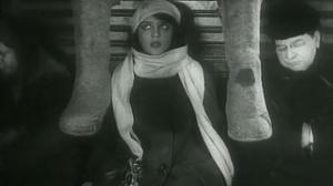 Кадры из фильма Девушка с коробкой (1927)