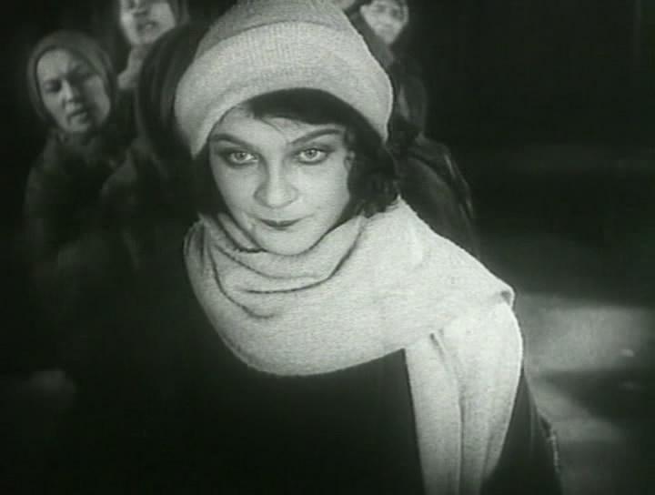 Кадр из фильма Девушка с коробкой (1927)