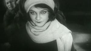 Кадры из фильма Девушка с коробкой (1927)