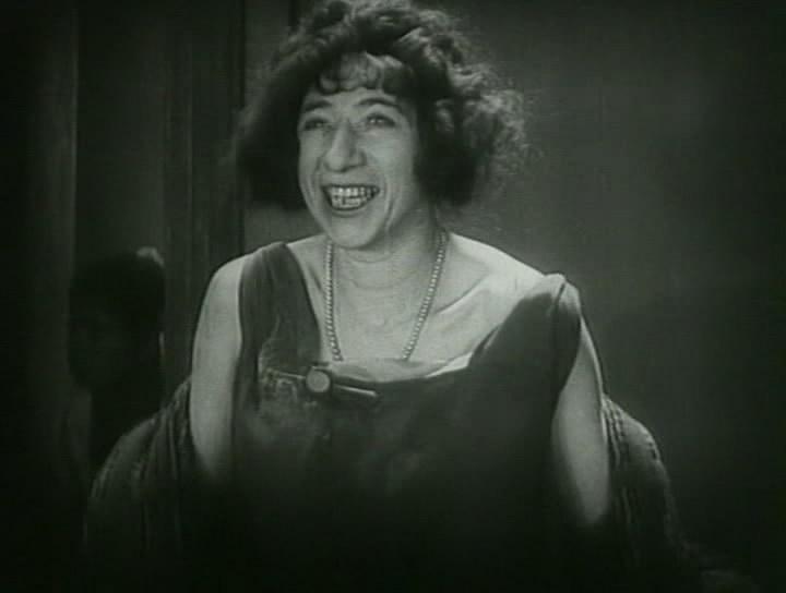 Кадр из фильма Девушка с коробкой (1927)
