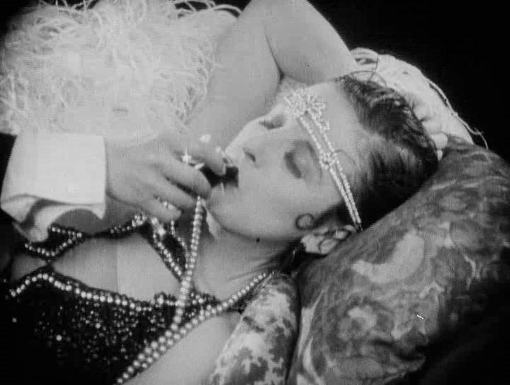 Кадр из фильма Уходит улыбаясь / Exit Smiling (1926)