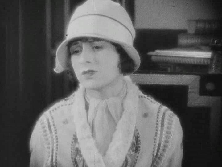 Кадр из фильма Уходит улыбаясь / Exit Smiling (1926)